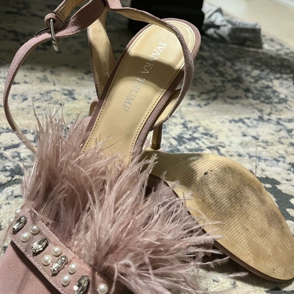 IVANKA TRUMP 9M HEELS W FUR - Picture 5 of 6